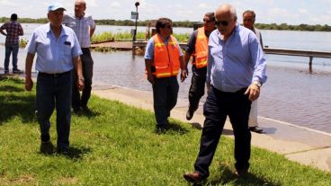 El gobernador se mostró muy preocupado por el efecto de las inundaciones.