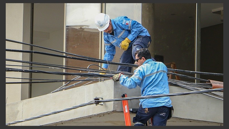 El trabajo de los operarios de la EPE en los barrios. 