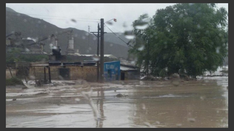 Evacuados, heridos y una persona desaparecida tras el alud en Jujuy.