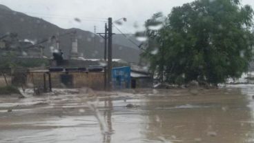 Evacuados, heridos y una persona desaparecida tras el alud en Jujuy.