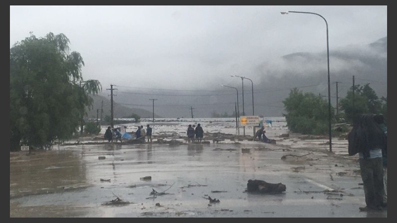 El operativo oficial se extendió a la capital y zonas aledañas a raíz del aumento del caudal del Río Grande.