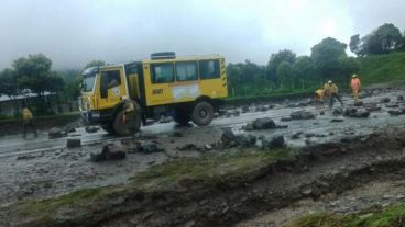 El operativo oficial se extendió a la capital y zonas aledañas a raíz del aumento del caudal del Río Grande.