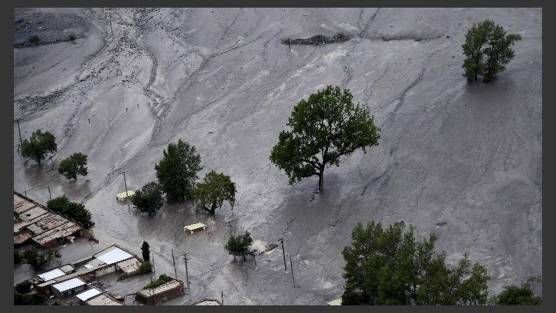 Unas mil personas fueron evacuadas por las lluvias que causaron un alud y crecidas de ríos en particular en el norte de Jujuy.