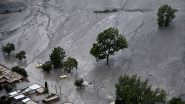 Unas mil personas fueron evacuadas por las lluvias que causaron un alud y crecidas de ríos en particular en el norte de Jujuy.