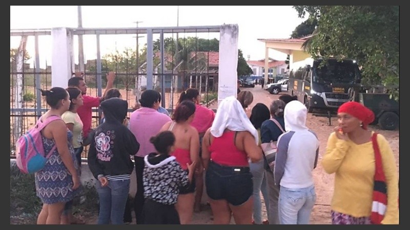 Familiares de los reclusos en las afueras del penal.