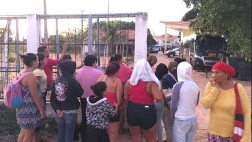 Familiares de los reclusos en las afueras del penal.