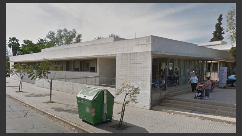 El edificio está ubicado en Provincias Unidas y Junin.