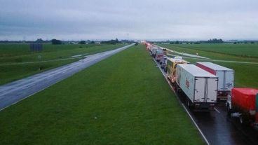 Ayer la autopista Rosario-Buenos Aires era rehabilitada tras importantes inconvenientes.