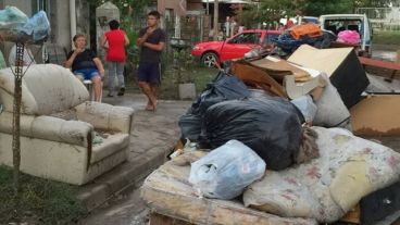 Cientos de familias sufren las pérdidas de sus bienes por la inundación.