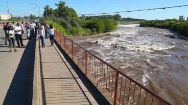 El gran caudal del Saladillo podría traer complicaciones en el puente.