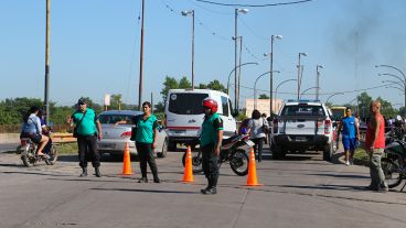 El gran caudal del Saladillo podría traer complicaciones en el puente.