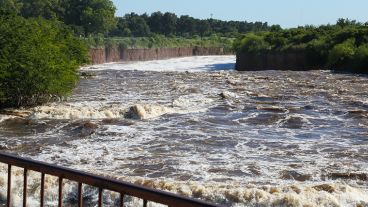 El gran caudal del Saladillo podría traer complicaciones en el puente.