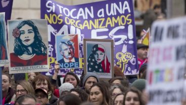 Una postal de la “Marcha de las Mujeres” en Barcelona, España, en solidaridad con las feministas de EEUU contra las políticas del presidente Trump.