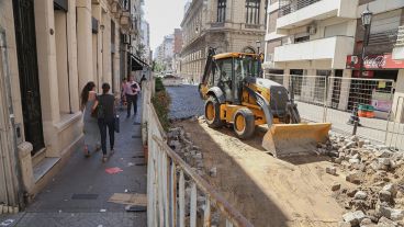 Los trabajos frente al teatro El Círculo comenzaron este lunes.