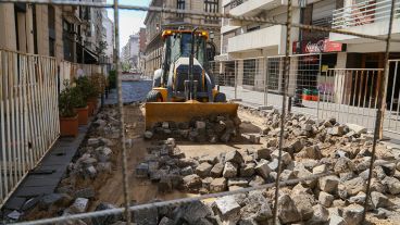 Los trabajos frente al teatro El Círculo comenzaron este lunes.