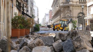 Los trabajos frente al teatro El Círculo comenzaron este lunes.