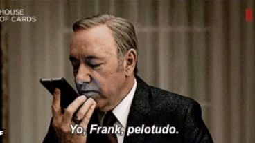 La serie House of Cards presentó su temporada con el hashtag #UsaInternetPelotudo