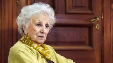 La presidenta de Abuelas de Plaza de Mayo criticó la decisión de Macri