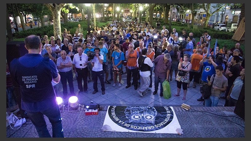 Una nutrida convocatoria en la plaza.