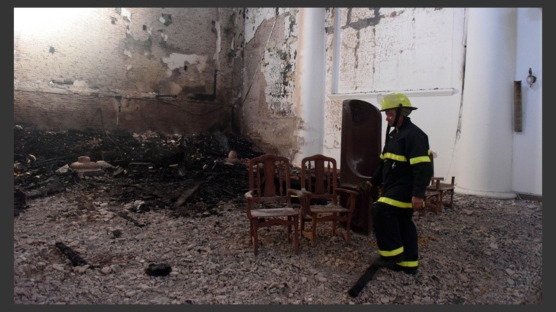 El interior de la Catedral tras el incendio.