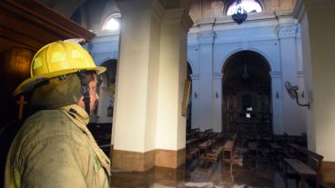 El interior de la Catedral tras el incendio.