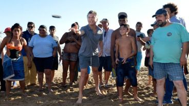 Macri jugó al tejo en la playa con jóvenes del barrio 31.