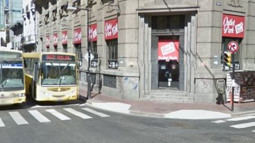 El 107 circulaba por Corrientes y chocó a la ciclista al doblar en Santa Fe.