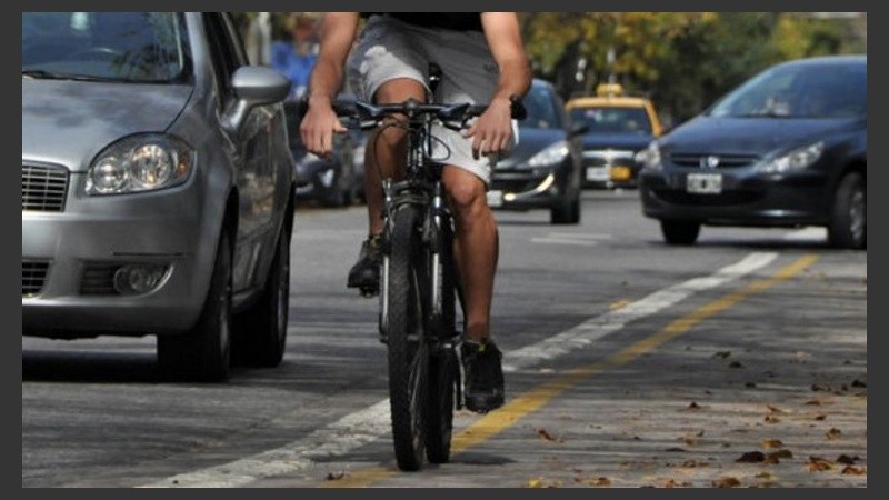 La edila propone separar las bicisendas con un cordón de cemento.