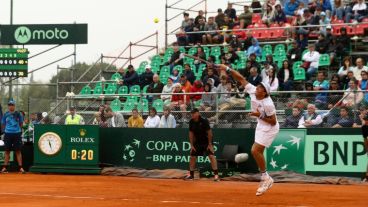 Berlocq saca en el Parque Sarmiento.