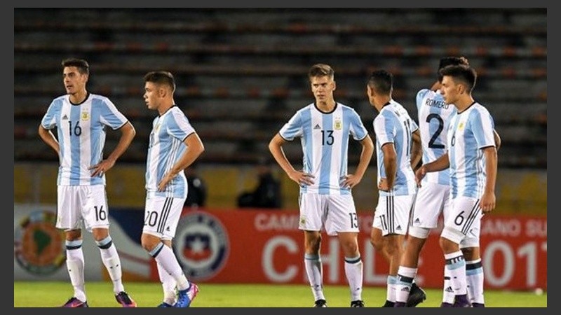 Caras de preocupación en los jugadores argentinos tras la derrota