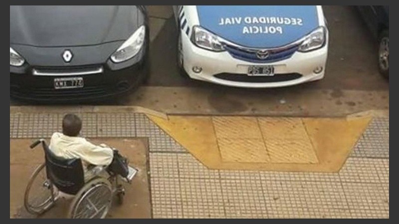 El patrullero estacionado en el lugar menos indicado.