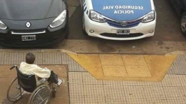 El patrullero estacionado en el lugar menos indicado.