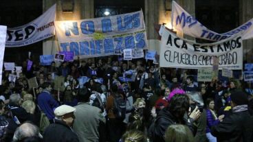 El año pasado ya hubo manifestaciones populares en contra de los aumentos.