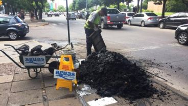 La empresa continuará con el operativo de limpieza de bocas de tormenta.