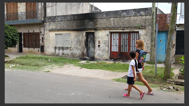 El frente del domicilio que fue quemado por los vecinos.