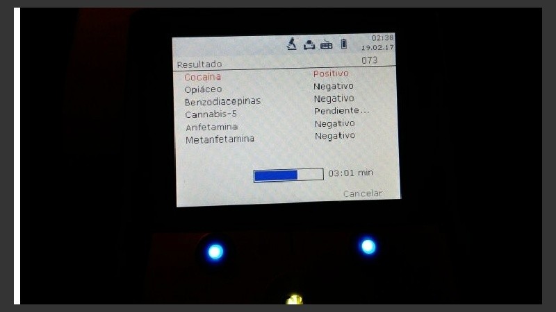 Un dispositivo muestra la detección de cocaína durante un test.