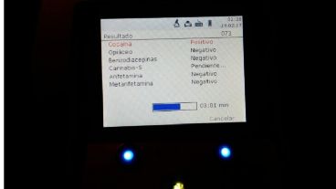 Un dispositivo muestra la detección de cocaína durante un test.