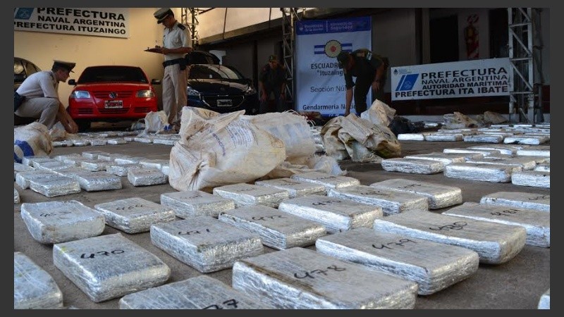 La droga y los autos secuestrados durante el operativo.