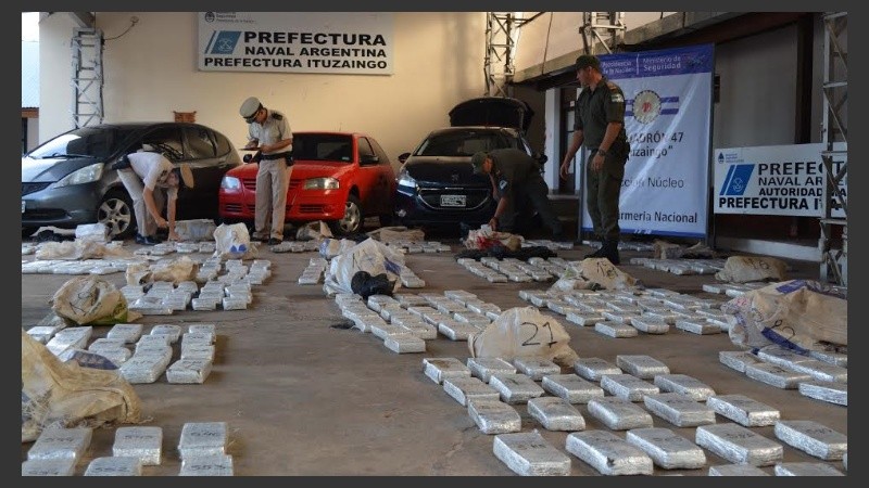 La droga y los autos secuestrados durante el operativo.