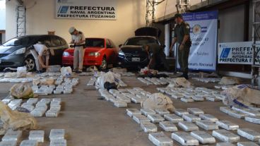 La droga y los autos secuestrados durante el operativo.