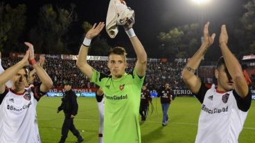 Unsain levanta las manos y recibe el aplauso del hincha.