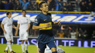 Carrizo gritando un gol con la camiseta de Boca.