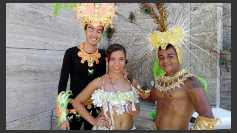 Plumas, sonrisas y energías en cada uno para cerrar el carnaval en Rosario.