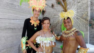 Plumas, sonrisas y energías en cada uno para cerrar el carnaval en Rosario.