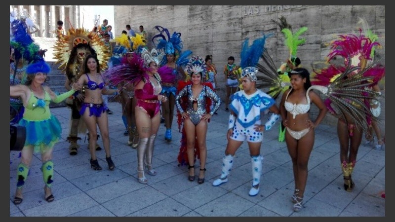 Plumas, sonrisas y energías en cada uno para cerrar el carnaval en Rosario.