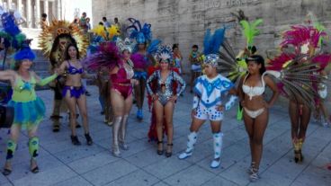 Plumas, sonrisas y energías en cada uno para cerrar el carnaval en Rosario.