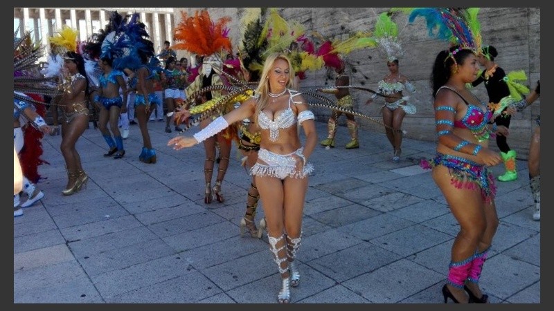 Plumas, sonrisas y energías en cada uno para cerrar el carnaval en Rosario.