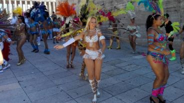 Plumas, sonrisas y energías en cada uno para cerrar el carnaval en Rosario.