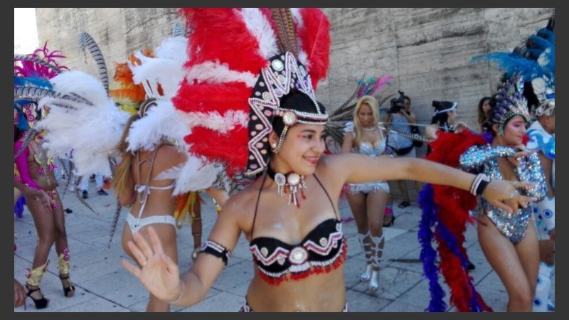 Plumas, sonrisas y energías en cada uno para cerrar el carnaval en Rosario.