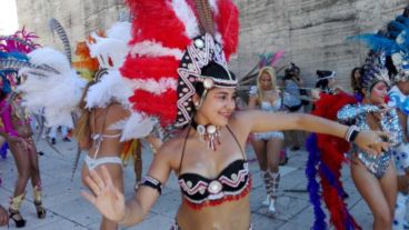 Plumas, sonrisas y energías en cada uno para cerrar el carnaval en Rosario.